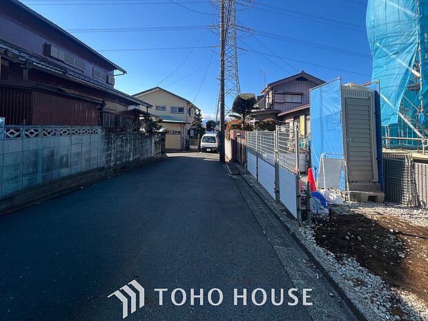 前面道路含む現地写真『快適』は「家」と「街」と「環境」が調和した時に訪れるだと改めて感じさせてくれます。