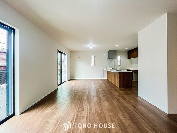 光と風があふれる開放的なリビングダイニングには自然と家族みんなが集まってきます。