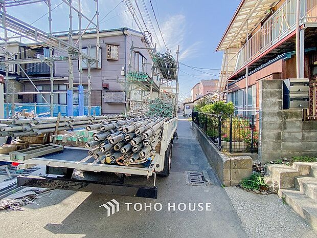 前面道路含む現地写真『快適』は「家」と「街」と「環境」が調和した時に訪れるだと改めて感じさせてくれます。