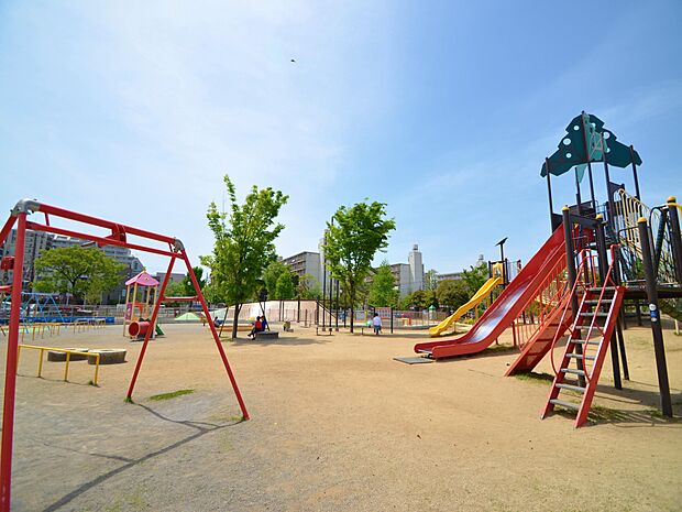 お子様が走り回れる広場や遊具、野球場まであります。