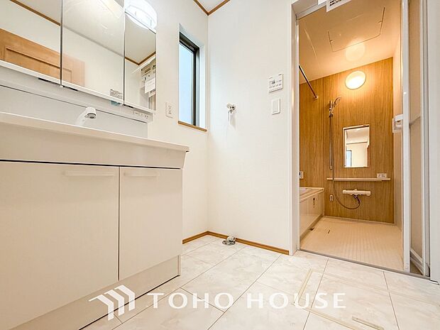 落ち着いた空間を演出するカラーと、ゆったりお使い頂ける広さが魅力のパウダールーム。