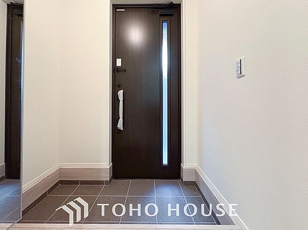 明るくコントラストのある、開放感と清潔感を兼ね備えた玄関。