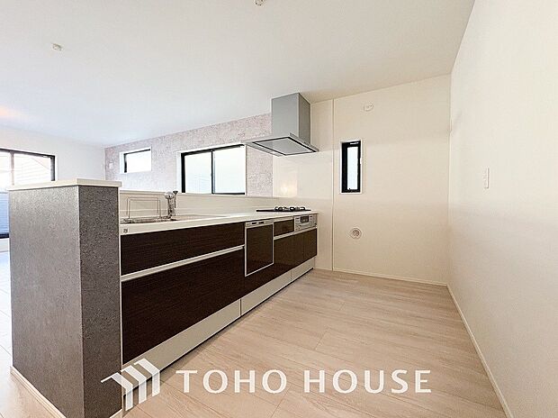 明るい自然光が入る対面キッチン。家族そろってキッチンに立っても調理がしやすく余裕の広さ。