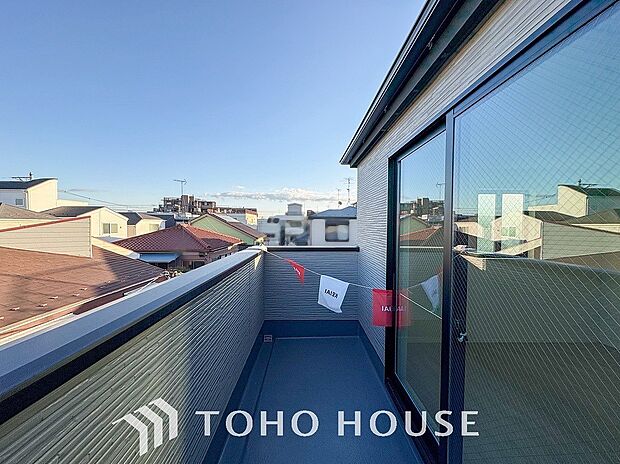 太陽の恵みをたっぷりと受けて、洗濯物も気持ちよく干せそうです。