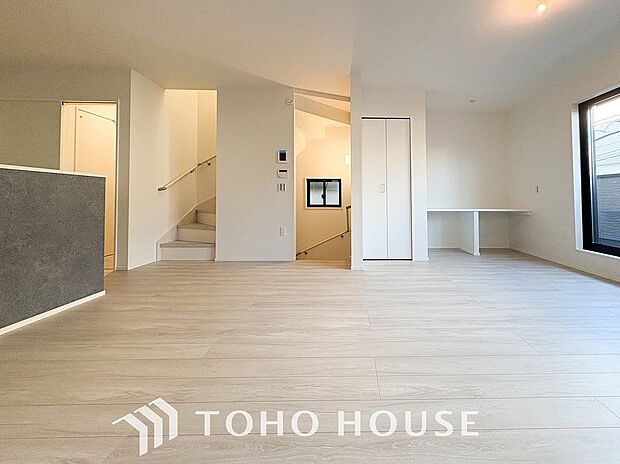 自然と家族が集う、開放感のある明るいダイニング。