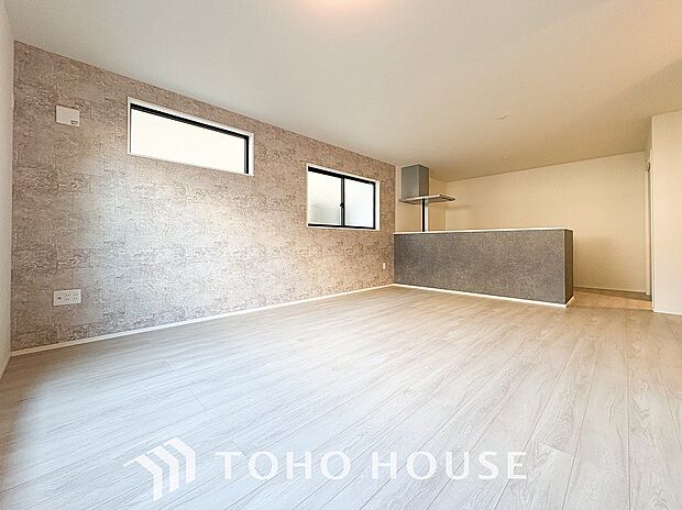 光と風があふれる開放的なリビングダイニングには自然と家族みんなが集まってきます。