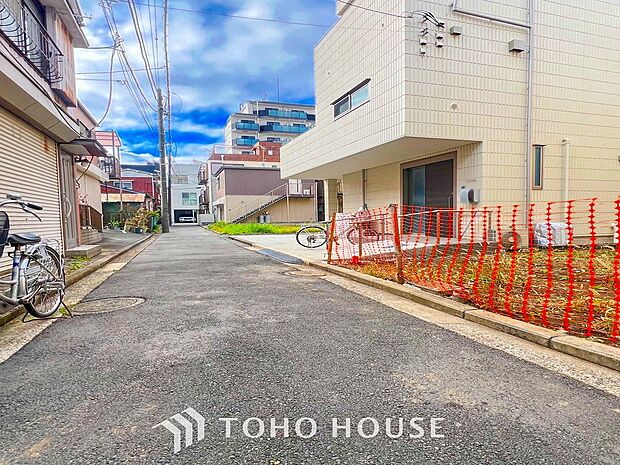 前面道路含む現地写真『快適』は「家」と「街」と「環境」が調和した時に訪れるだと改めて感じさせてくれます。