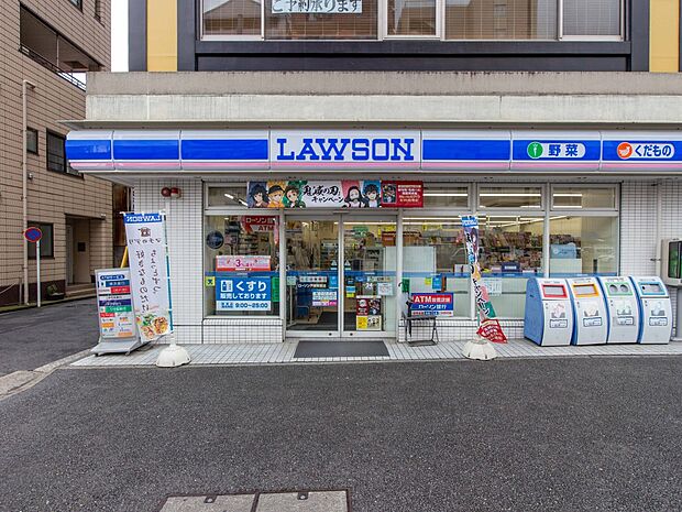 24時間営業。お弁当やお惣菜、パンなどをはじめ、生活用品、お酒、たばこなども取り揃えています。