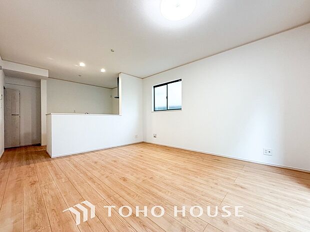 自然と家族が集う、開放感のある明るいダイニング。