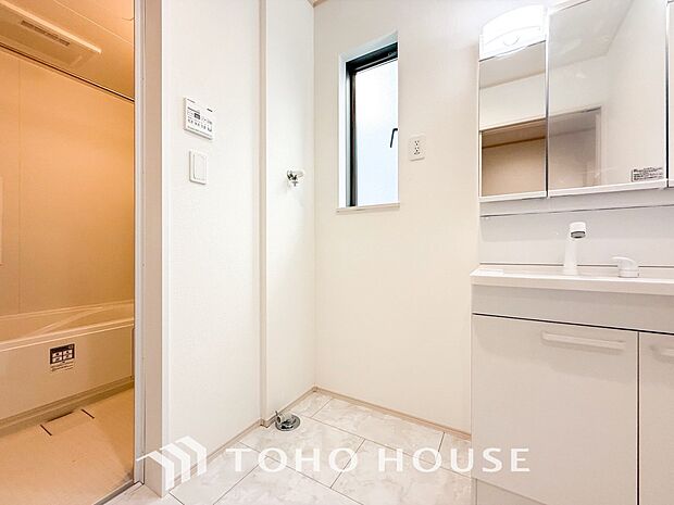 洗濯機を配置しても十分なスペースを確保しております。