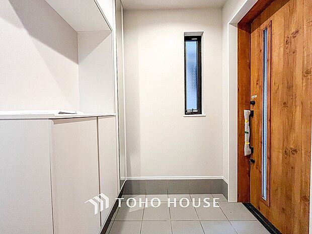 居住者の帰り、訪れる方を優しく迎えてくれる開放感のある玄関。