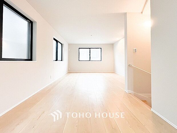 戸建てならではのリビング。落ち着いた色調のリビングは家族団欒の憩いの場所です。