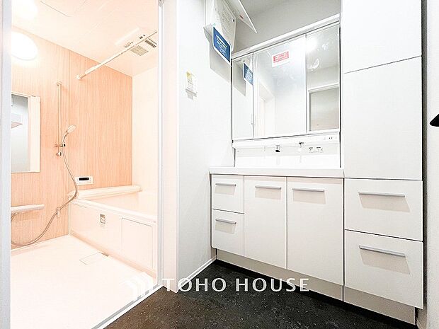 洗面台・洗面所パウダールームはナチュラルな雰囲気で清潔な印象。