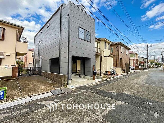 前面道路含む現地写真『快適』は「家」と「街」と「環境」が調和した時に訪れるだと改めて感じさせてくれます。