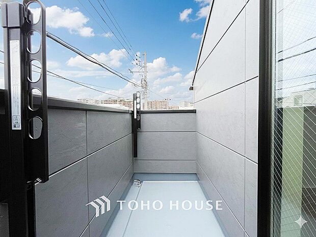 暮らしの中で光と風を演出してくれるバルコニー。