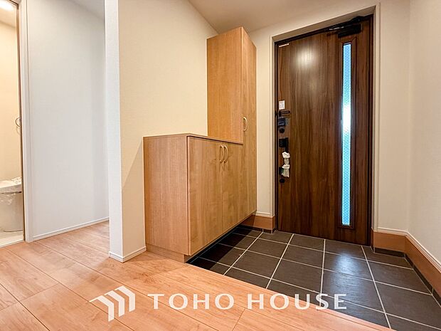 居住者の帰り、訪れる方を優しく迎えてくれる開放感のある玄関。