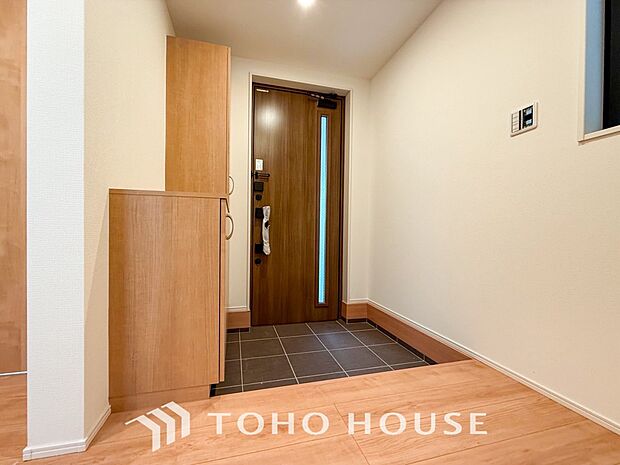 居住者の帰り、訪れる方を優しく迎えてくれる開放感のある玄関。