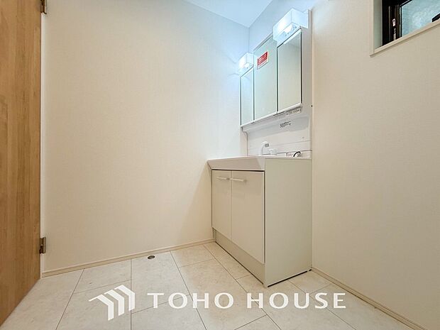 洗面台・洗面所パウダールームはナチュラルな雰囲気で清潔な印象。