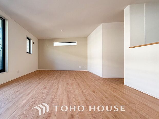 自然と家族が集う、開放感のある明るいダイニング。