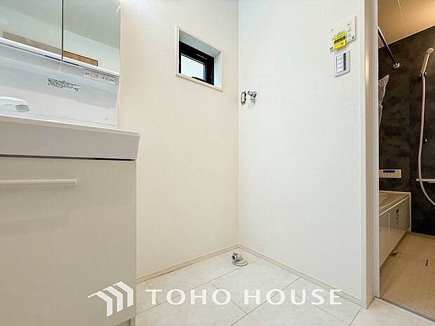 洗濯機を配置しても十分なスペースを確保しております。