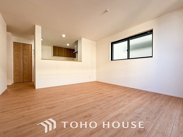 光と風があふれる開放的なリビングダイニングには自然と家族みんなが集まってきます。