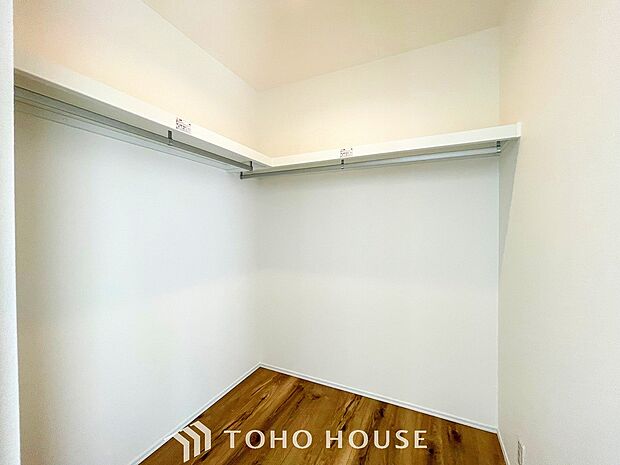 普段使わない季節用品やトランクなど大きなものもラクラク収納できる広さがございます。