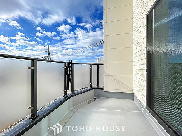 暮らしの中での光と風を演出してくれるバルコニー。開放的な空間をお楽しみください。