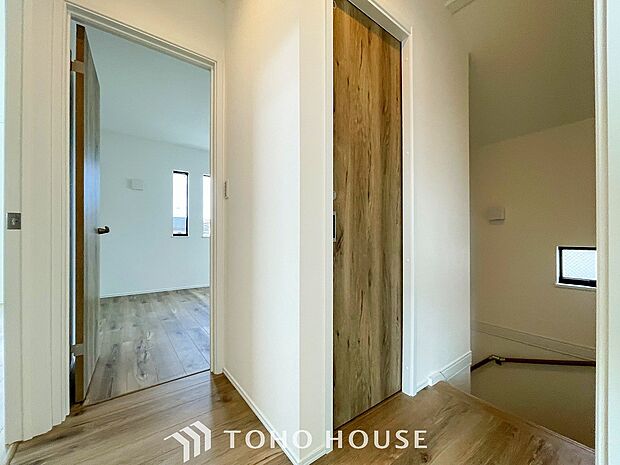 やわらかな陽射しがふりそそぎ、ゆったりした時間が流れる室内。