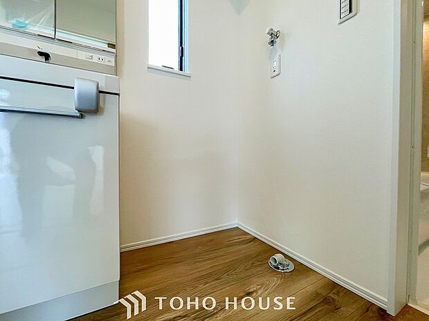 洗濯機を配置しても十分なスペースを確保しております。