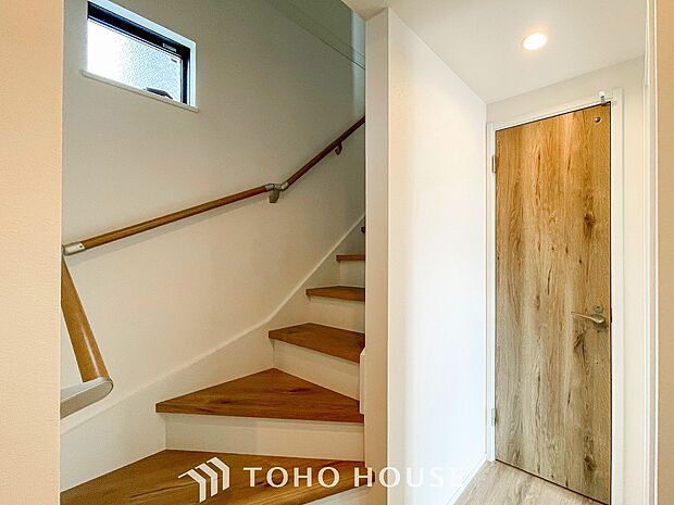 各フロアを結ぶ階段。集いの空間と一人の時間を楽しむプライベートルームをバランスよく繋いでいます。