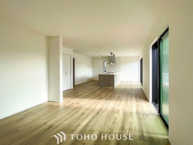 光と風があふれる開放的なリビングダイニングには自然と家族みんなが集まってきます。