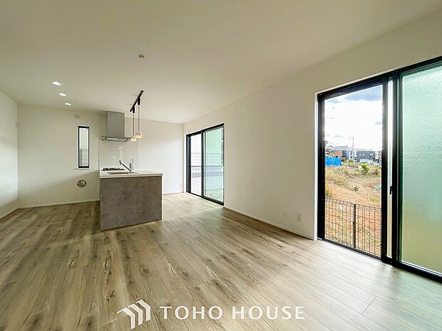 忙しい朝でも、しっかり家族が揃って食事をして頂けるゆとりある大きさのダイニングスペース。