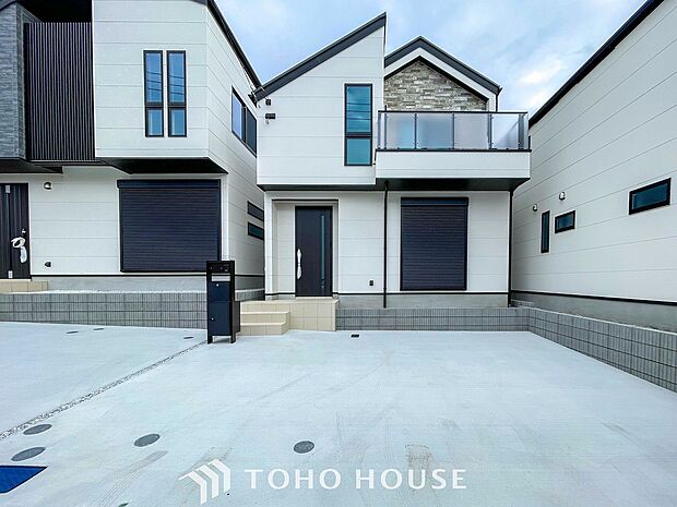 爽やかな青空の下に贅沢なほどに降り注ぐ陽光、豊かな居住性と、クオリティが見事に調和した住空間。