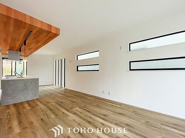 忙しい朝でも、しっかり家族が揃って食事をして頂けるゆとりある大きさのダイニングスペース。