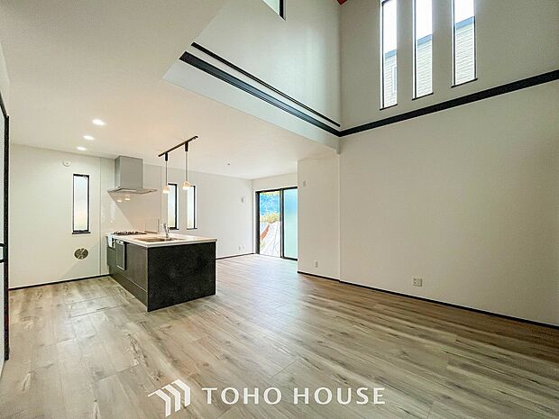 忙しい朝でも、しっかり家族が揃って食事をして頂けるゆとりある大きさのダイニングスペース。