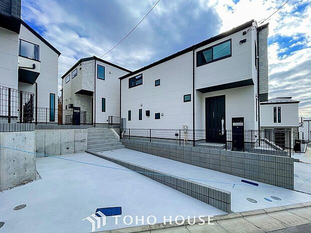 住む人や訪れる人やさしくエスコートする玄関アプローチ。