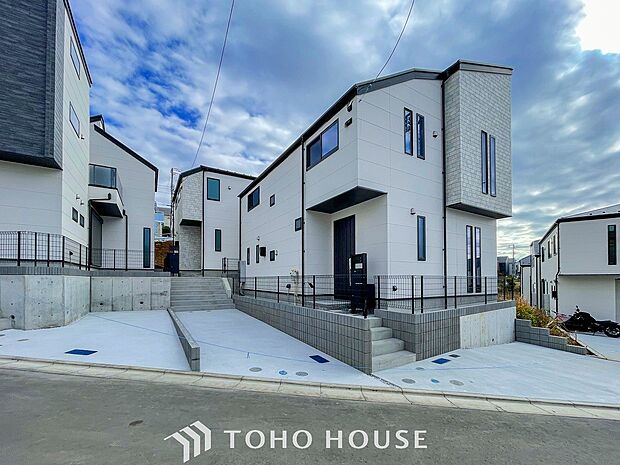 爽やかな青空の下に贅沢なほどに降り注ぐ陽光、豊かな居住性と、クオリティが見事に調和した住空間。