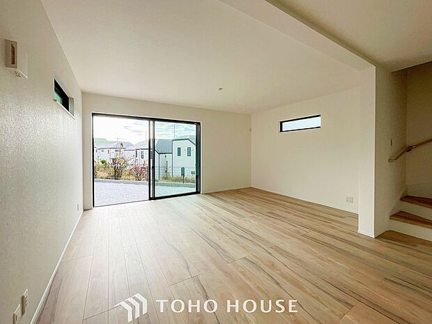 忙しい朝でも、しっかり家族が揃って食事をして頂けるゆとりある大きさのダイニングスペース。