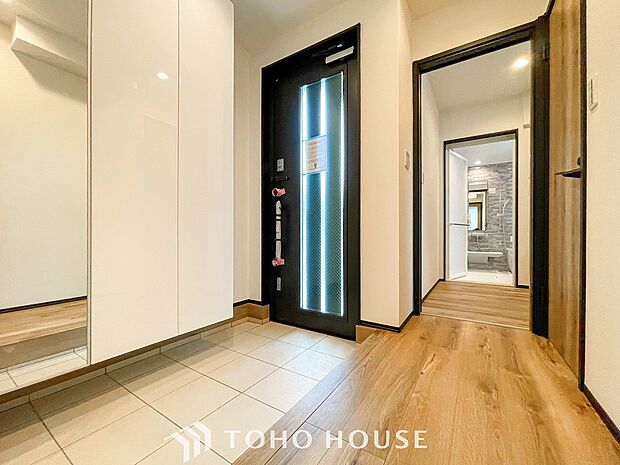 居住者の帰り、訪れる方を優しく迎えてくれる玄関です。