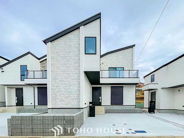 爽やかな青空の下に贅沢なほどに降り注ぐ陽光、豊かな居住性と、クオリティが見事に調和した住空間。