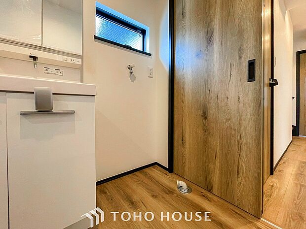 洗濯機を配置しても十分なスペースを確保しております。