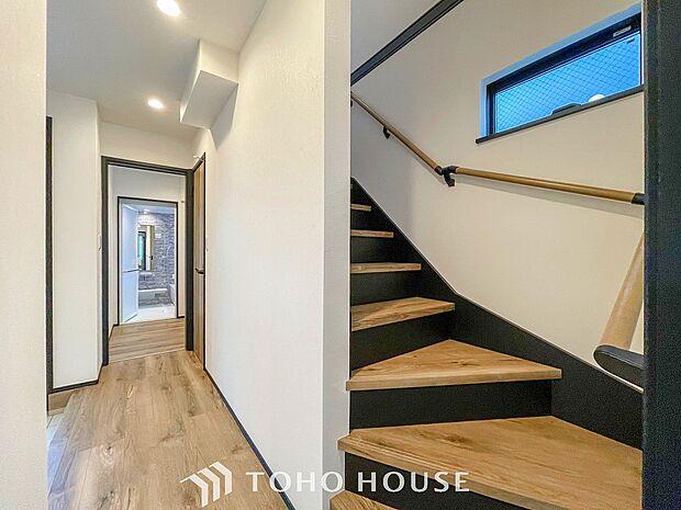 各フロアを結ぶ階段。集いの空間と一人の時間を楽しむプライベートルームをバランスよく繋いでいます。