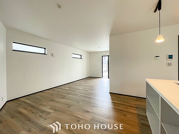 光と風があふれる開放的なリビングダイニングには自然と家族みんなが集まってきます。