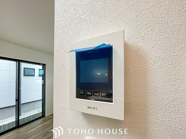 誰が来てもわかる様にモニター付きインターホンを設置。快適と安らぎを合わせた優しい設計。