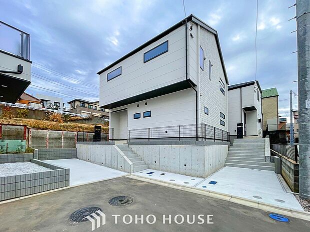 爽やかな青空の下に贅沢なほどに降り注ぐ陽光、豊かな居住性と、クオリティが見事に調和した住空間。