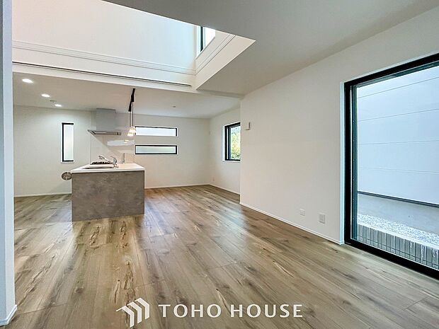 光と風があふれる開放的なリビングダイニングには自然と家族みんなが集まってきます。