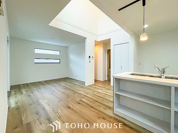 忙しい朝でも、しっかり家族が揃って食事をして頂けるゆとりある大きさのダイニングスペース。