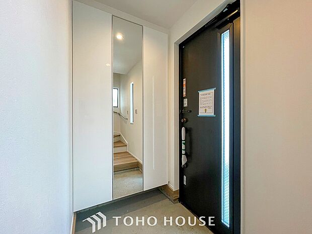 居住者の帰り、訪れる方を優しく迎えてくれる玄関です。