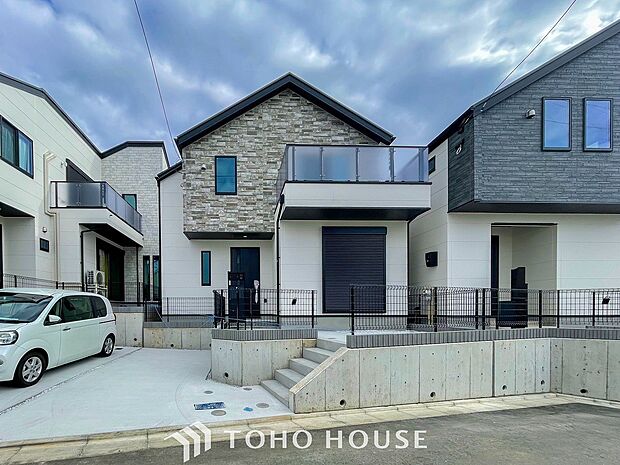 爽やかな青空の下に贅沢なほどに降り注ぐ陽光、豊かな居住性と、クオリティが見事に調和した住空間。