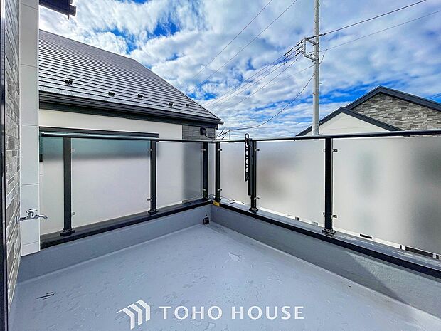 暮らしの中での光と風を演出してくれるバルコニー。開放的な空間をお楽しみください。